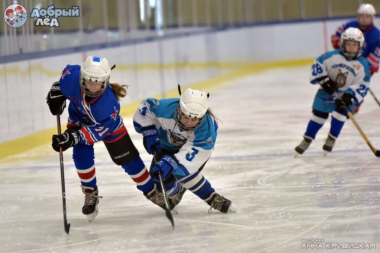 Песня в хоккей играют настоящие. Девочки играют в хоккей. Играть в хоккей. Дети в хоккей играют девочки. В хоккей играют настоящие девчонки.
